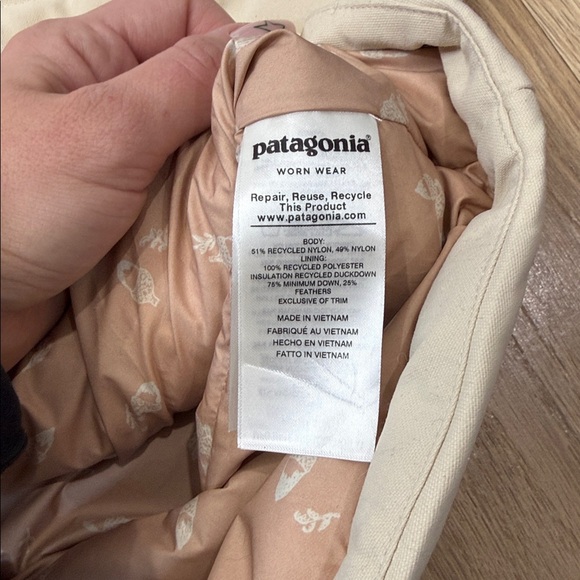 Patagonia Women's Bivy Hooded Don Vest in the Oyster White & Pink Colorway Large - Picture 3 of 5